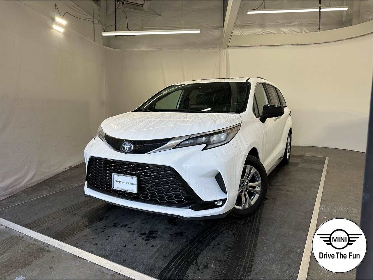 2022 Toyota Sienna XSE's photo