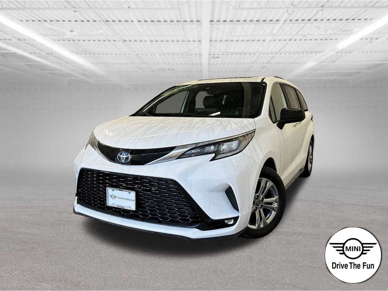 2022 Toyota Sienna XSE's photo