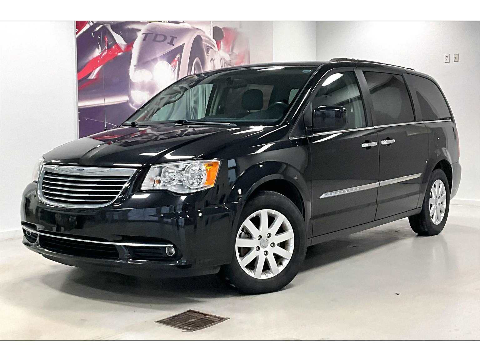 2015 Chrysler Town & Country Touring's photo