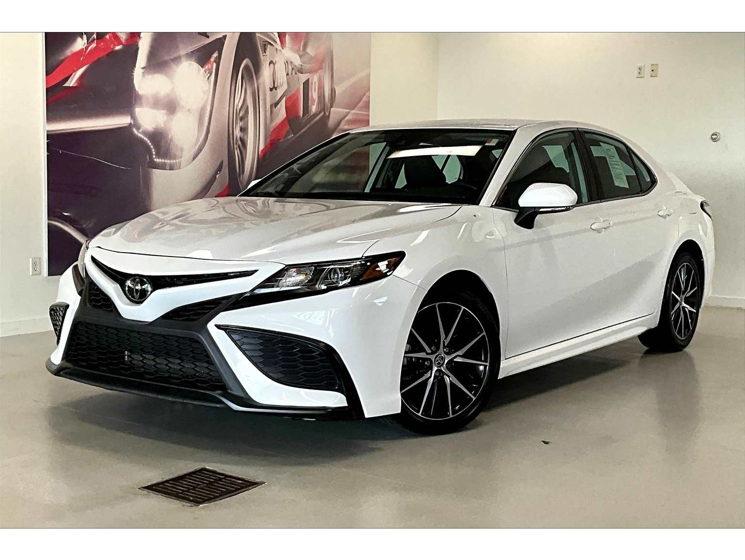2023 Toyota Camry SE's photo
