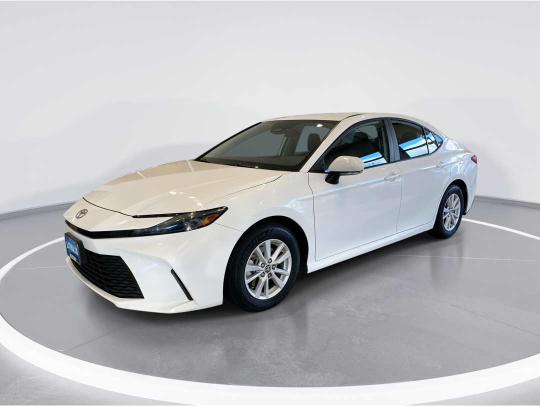 2025 Toyota Camry LE's photo