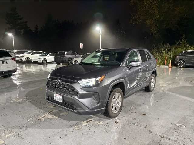 2022 Toyota RAV4 XLE's photo
