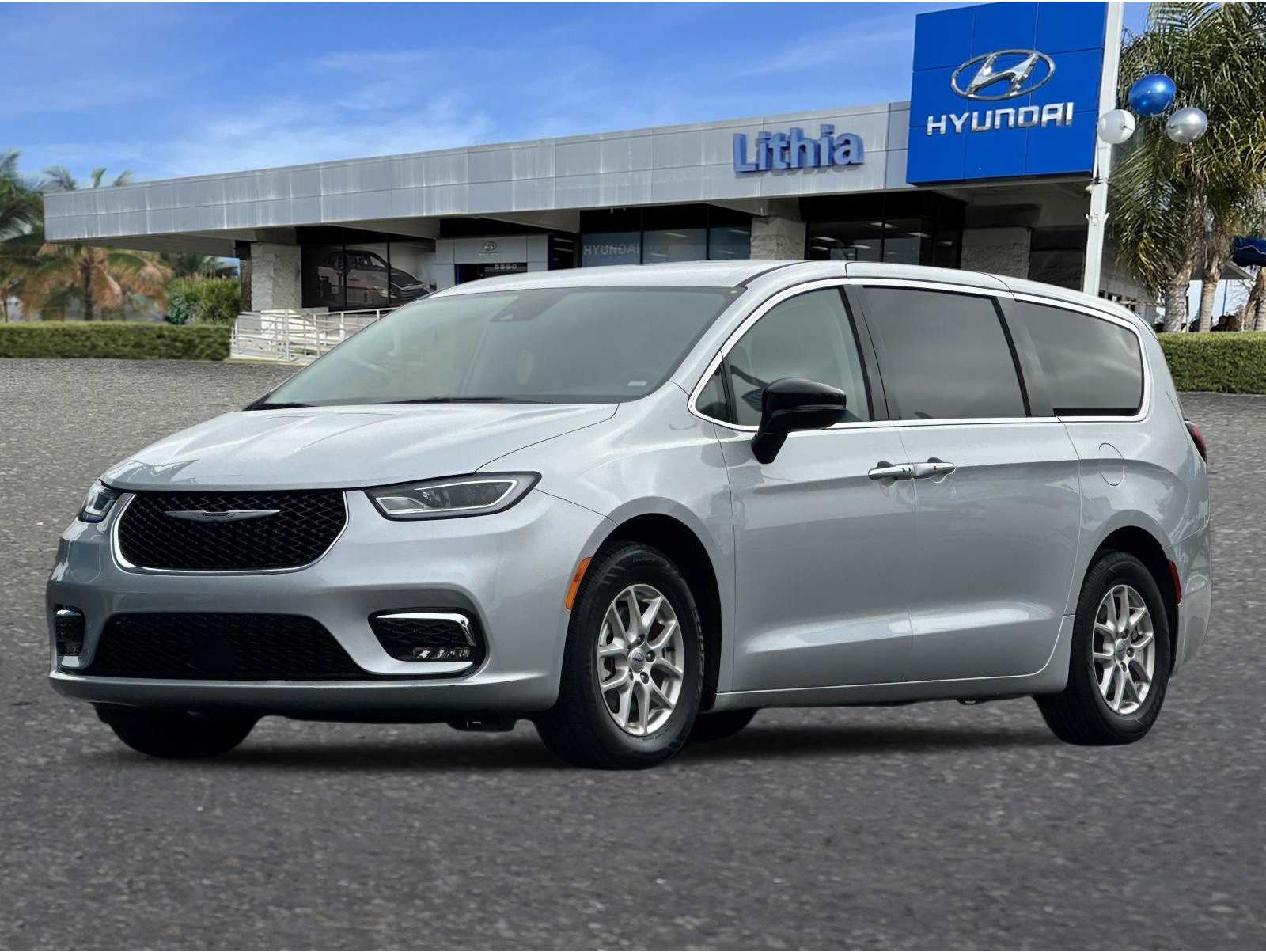 2024 Chrysler Pacifica Touring L's photo