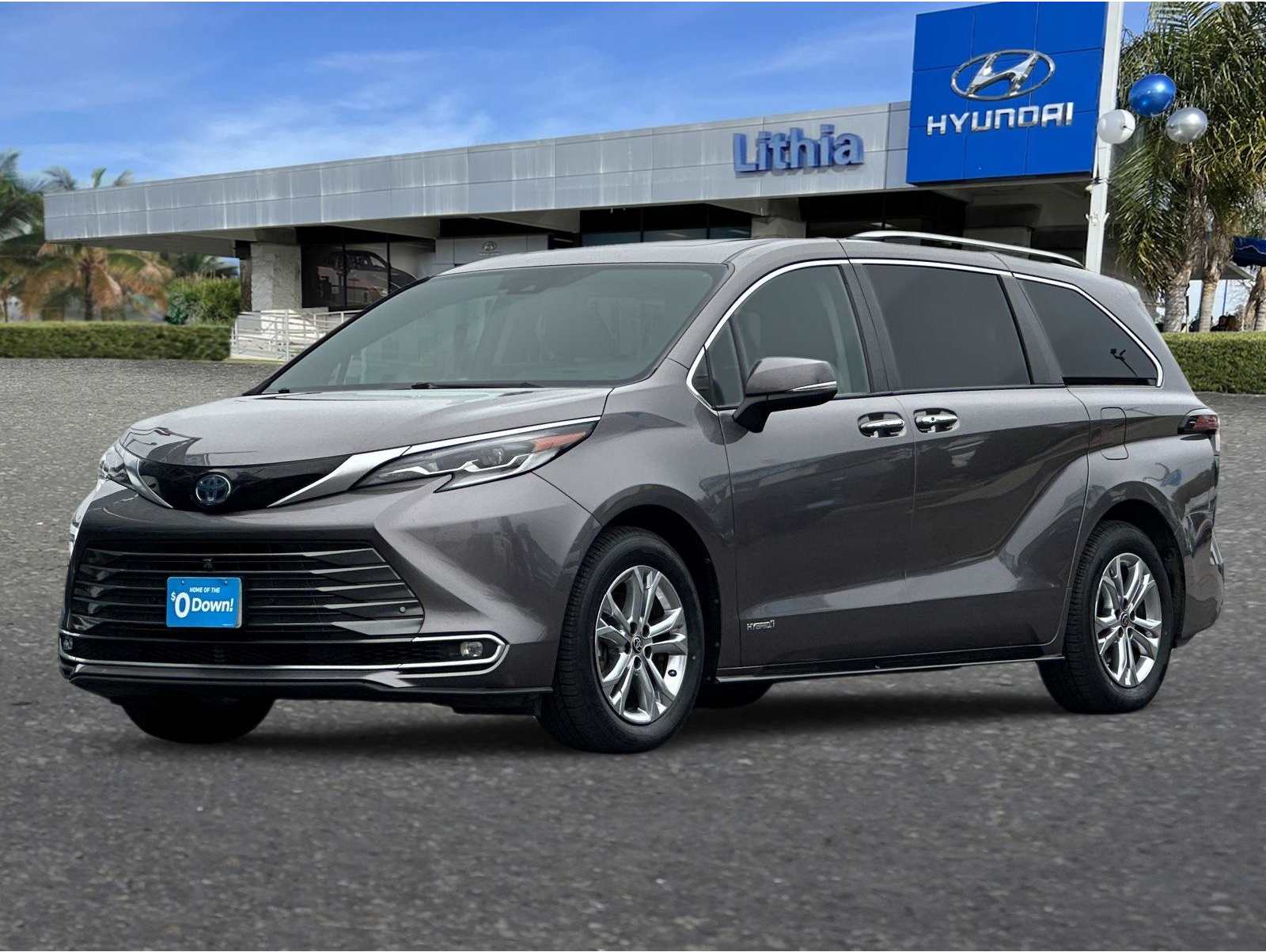 2021 Toyota Sienna Platinum's photo