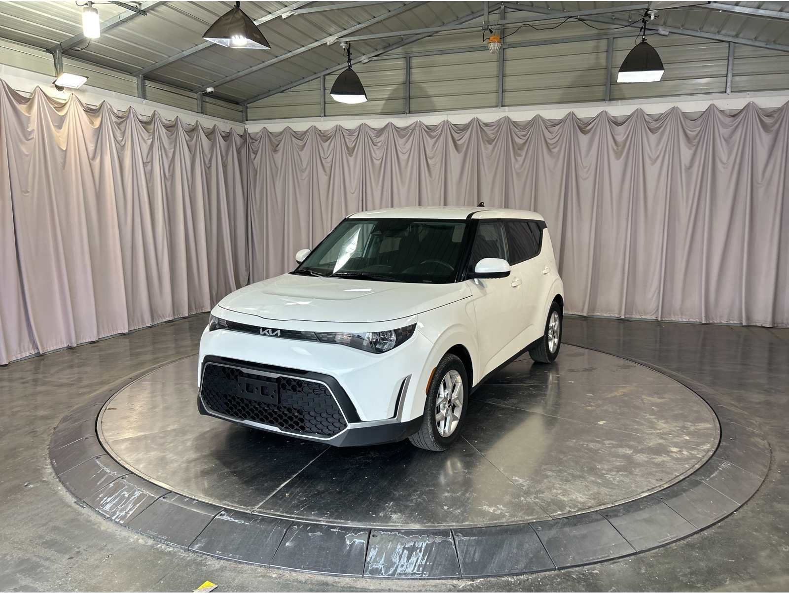 2023 Kia Soul LX's photo