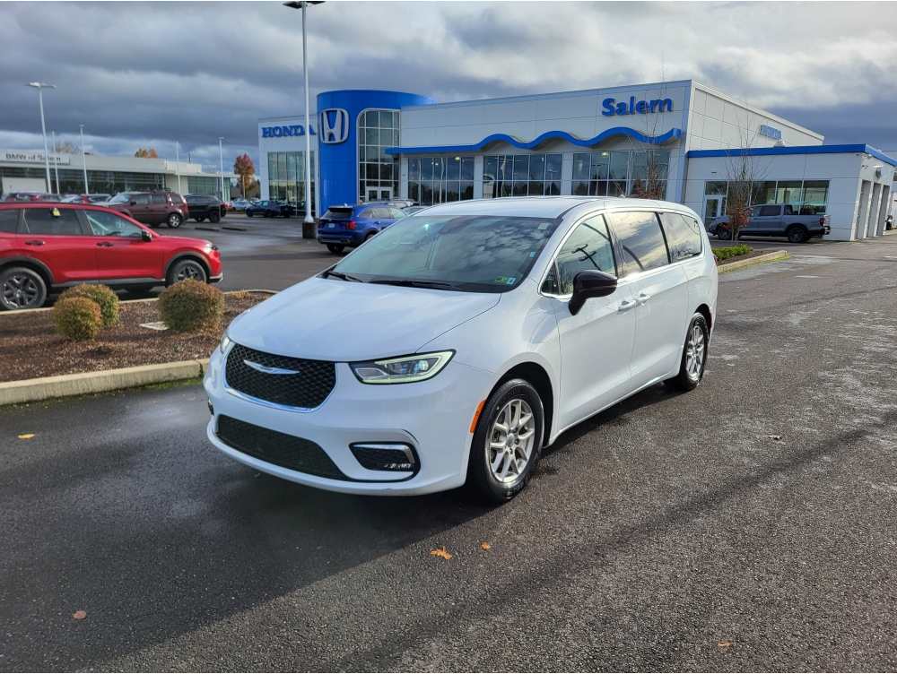 2024 Chrysler Pacifica Touring L's photo