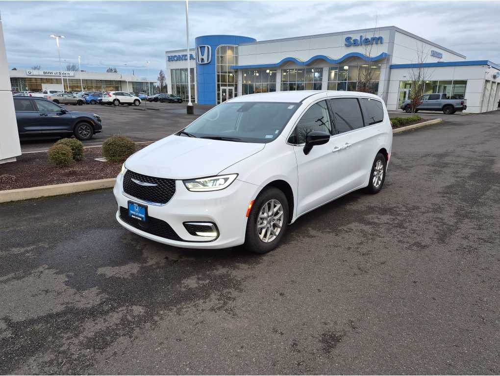 2024 Chrysler Pacifica Touring L's photo