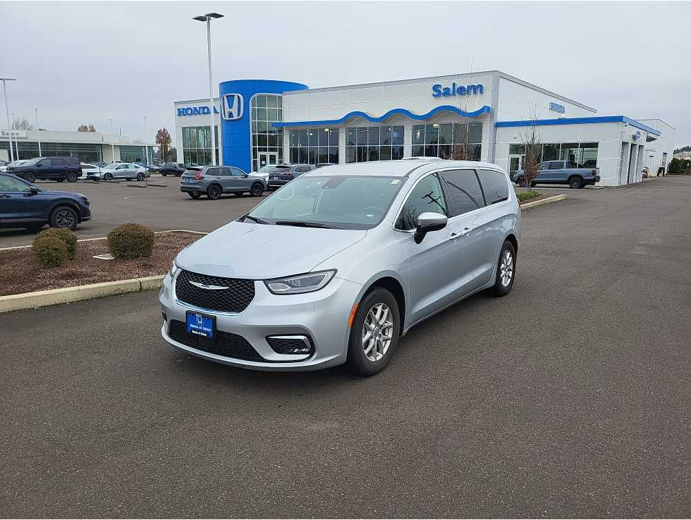 2023 Chrysler Pacifica Touring L's photo