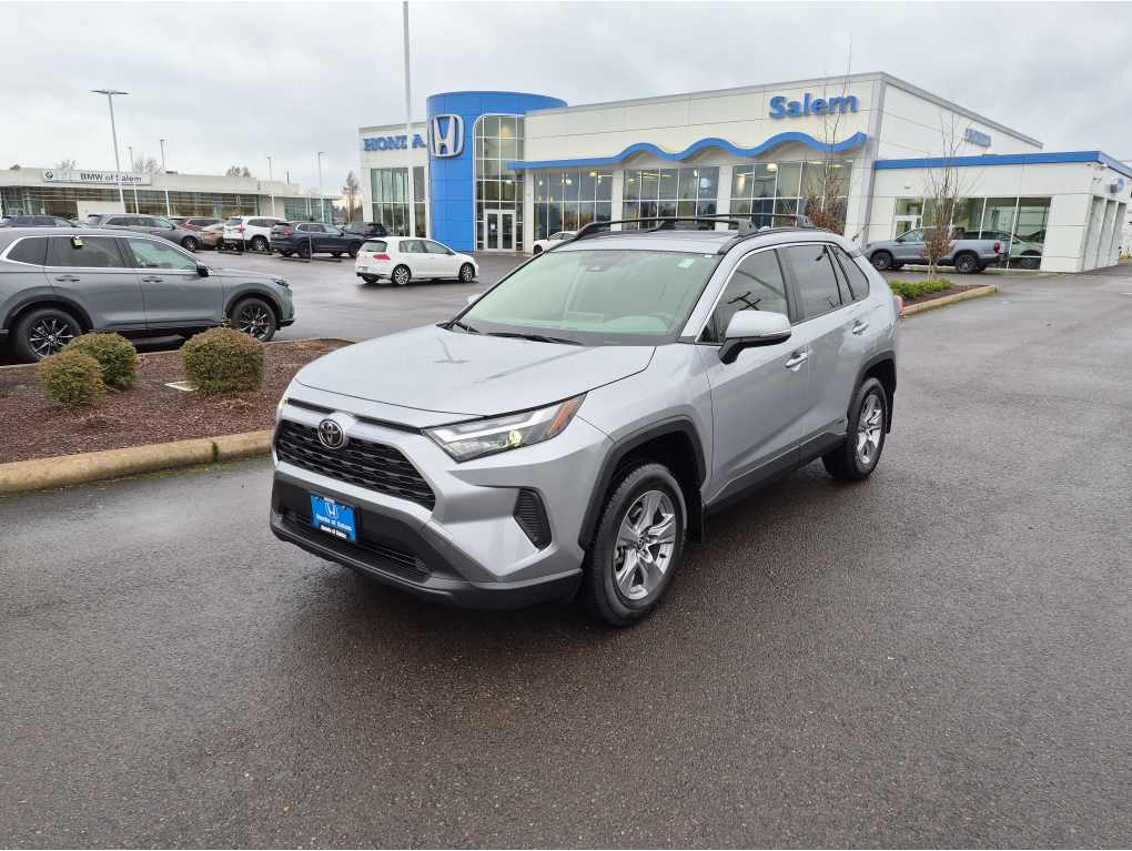 2025 Toyota RAV4 XLE's photo