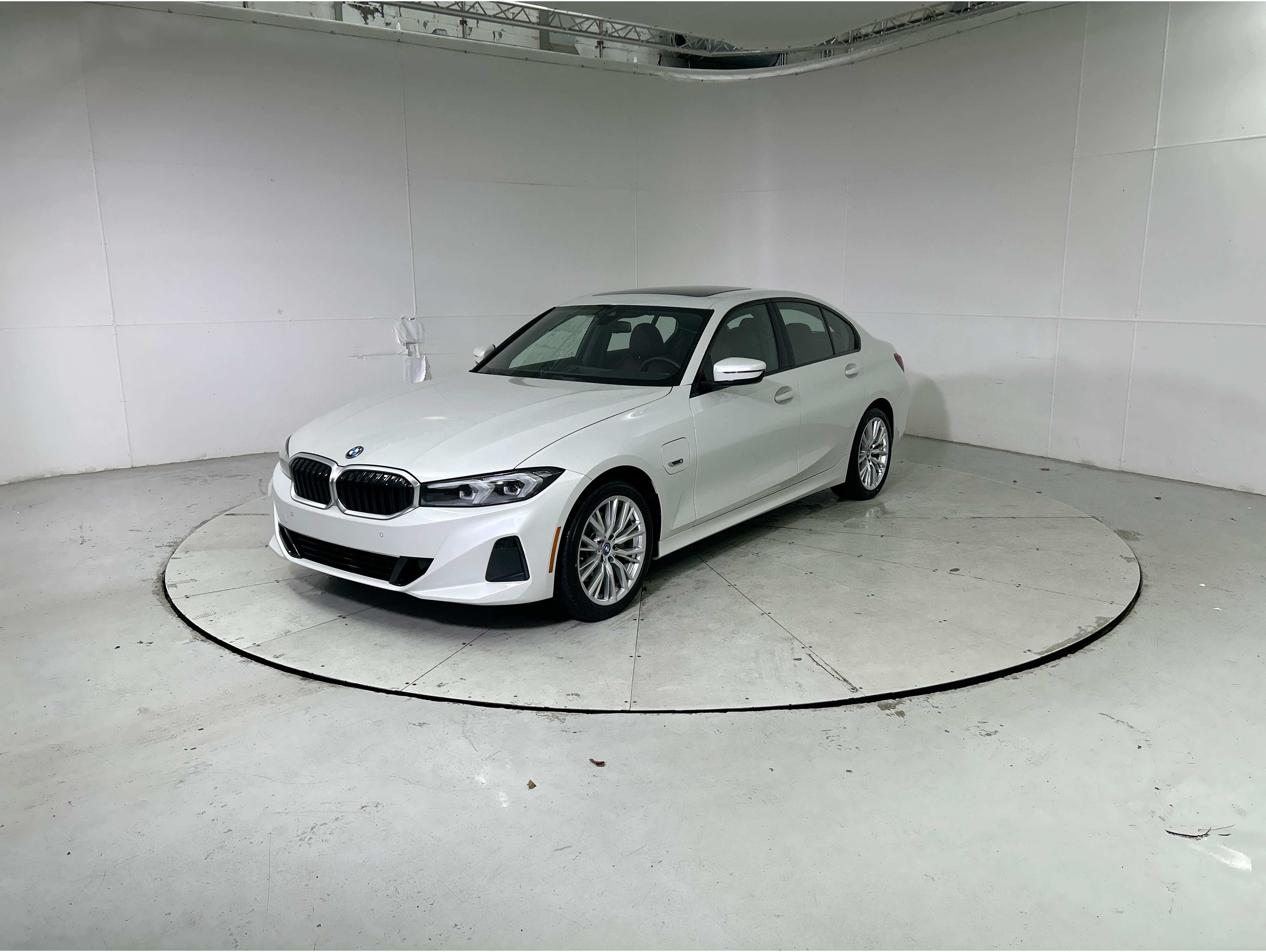 2023 BMW 3 Series 330e's photo