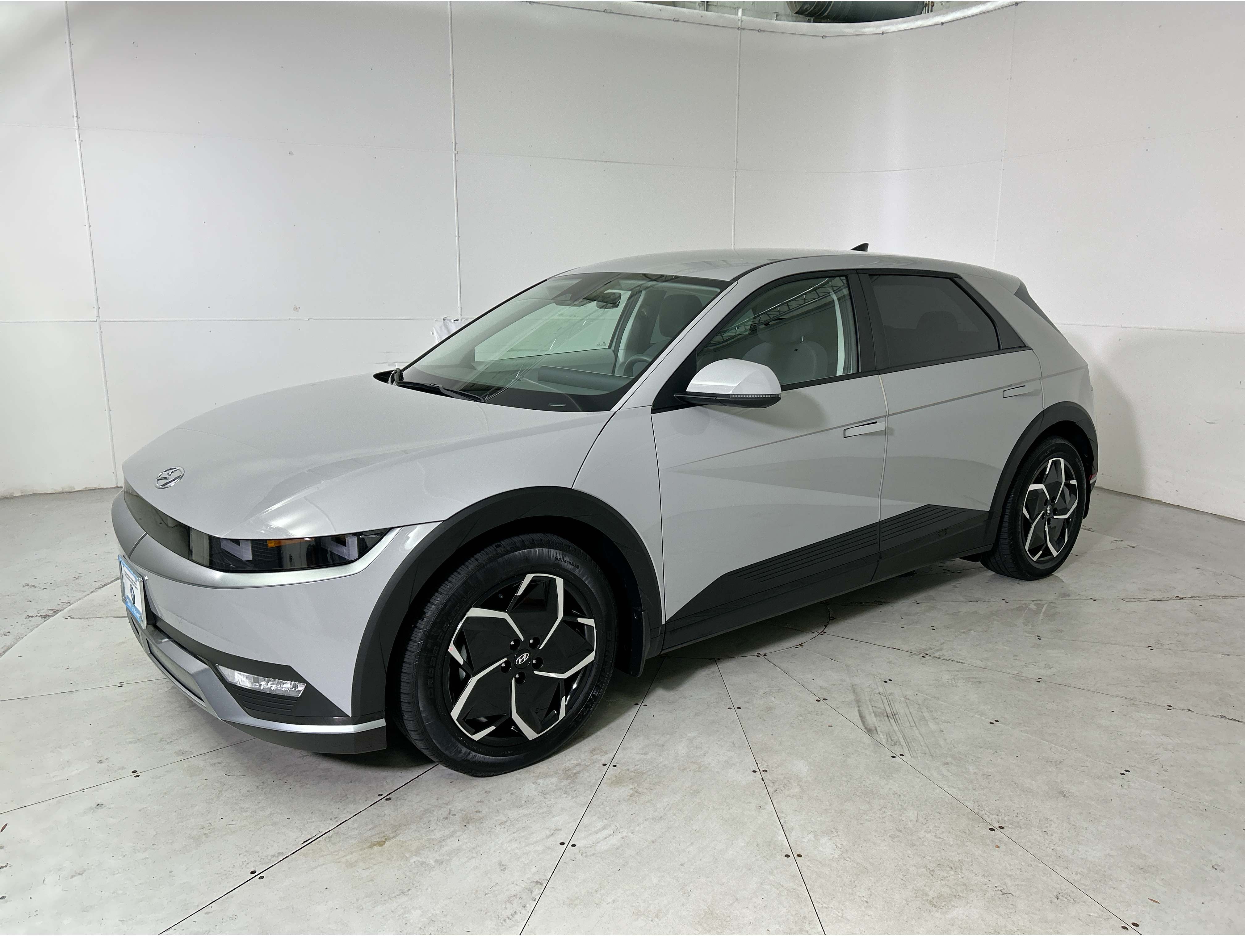 2023 Hyundai IONIQ 5 SE's photo