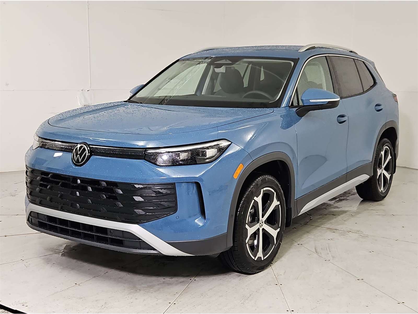 2026 Volkswagen Tiguan SE's photo