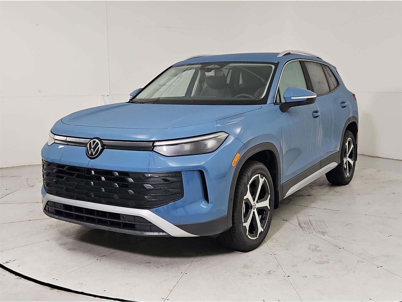 2025 Volkswagen Tiguan SE's photo