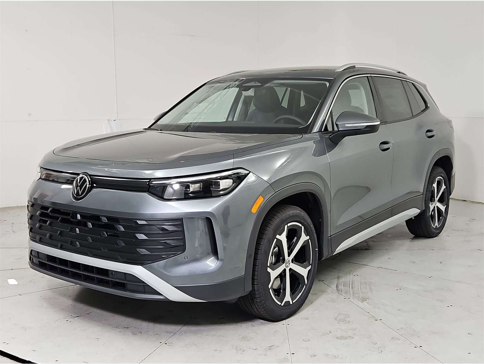 2025 Volkswagen Tiguan SE's photo