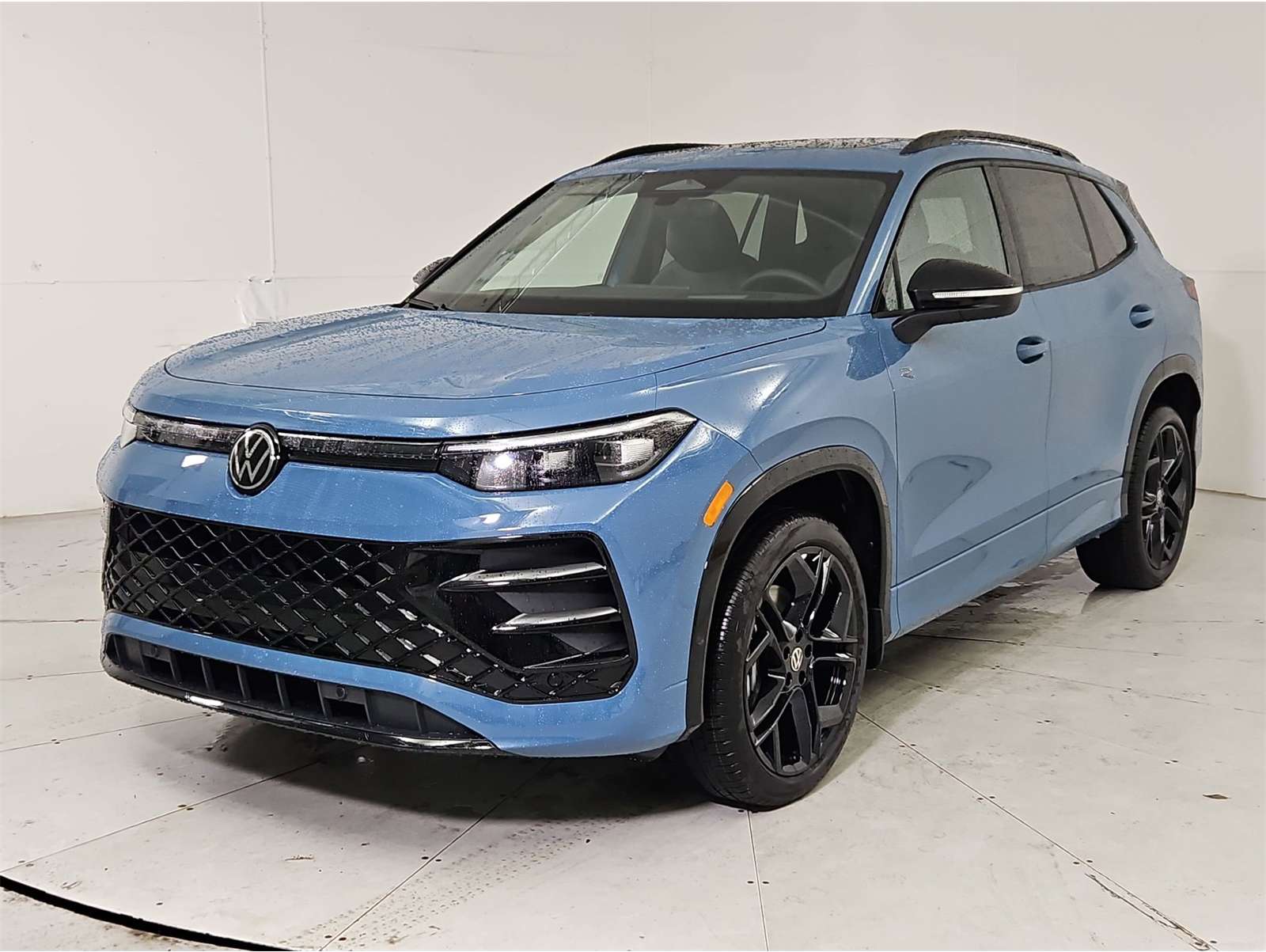 2026 Volkswagen Tiguan SE R-LINE BLACK's photo