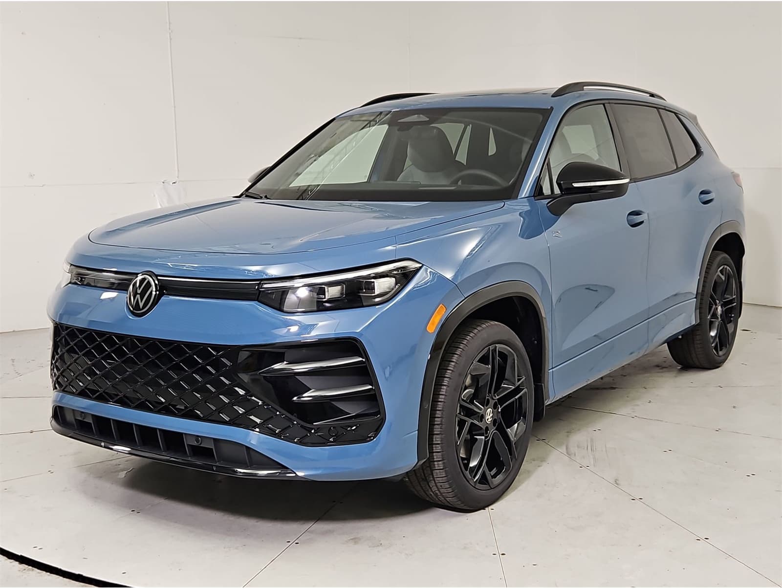 2026 Volkswagen Tiguan SE R-LINE BLACK's photo