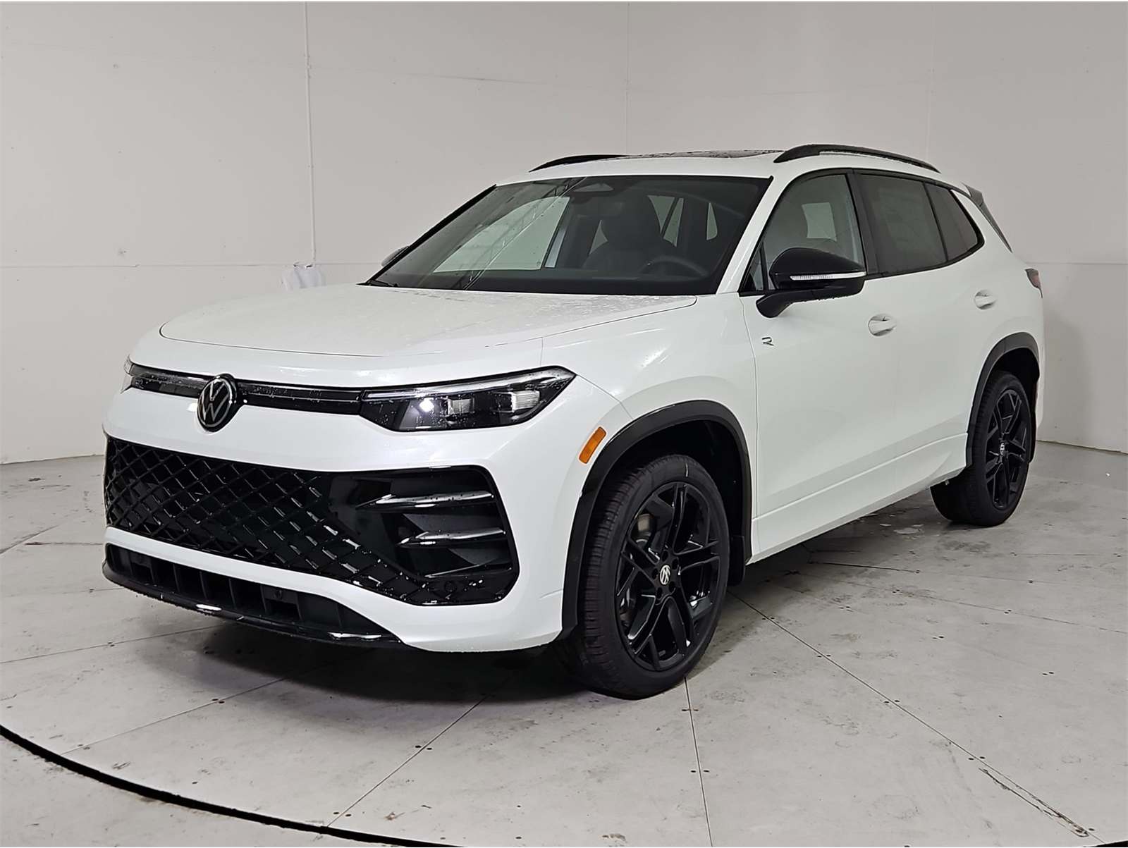 2025 Volkswagen Tiguan SE R-LINE BLACK's photo