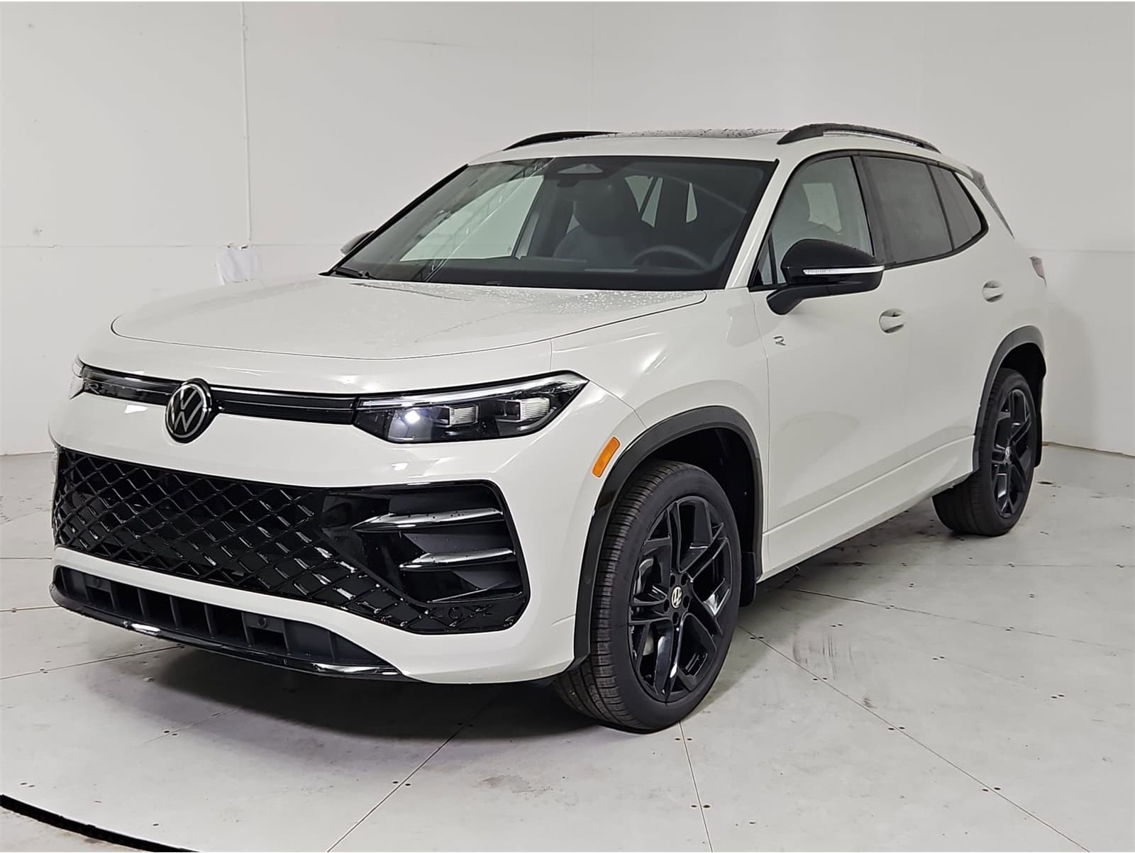 2026 Volkswagen Tiguan SE R-LINE BLACK's photo