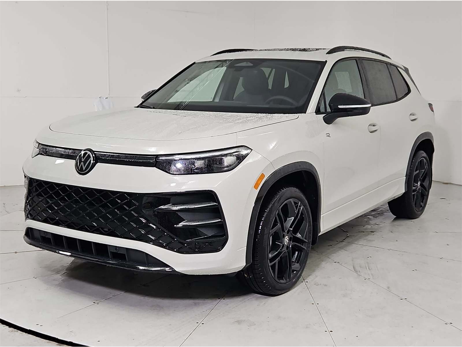 2026 Volkswagen Tiguan SE R-LINE BLACK's photo