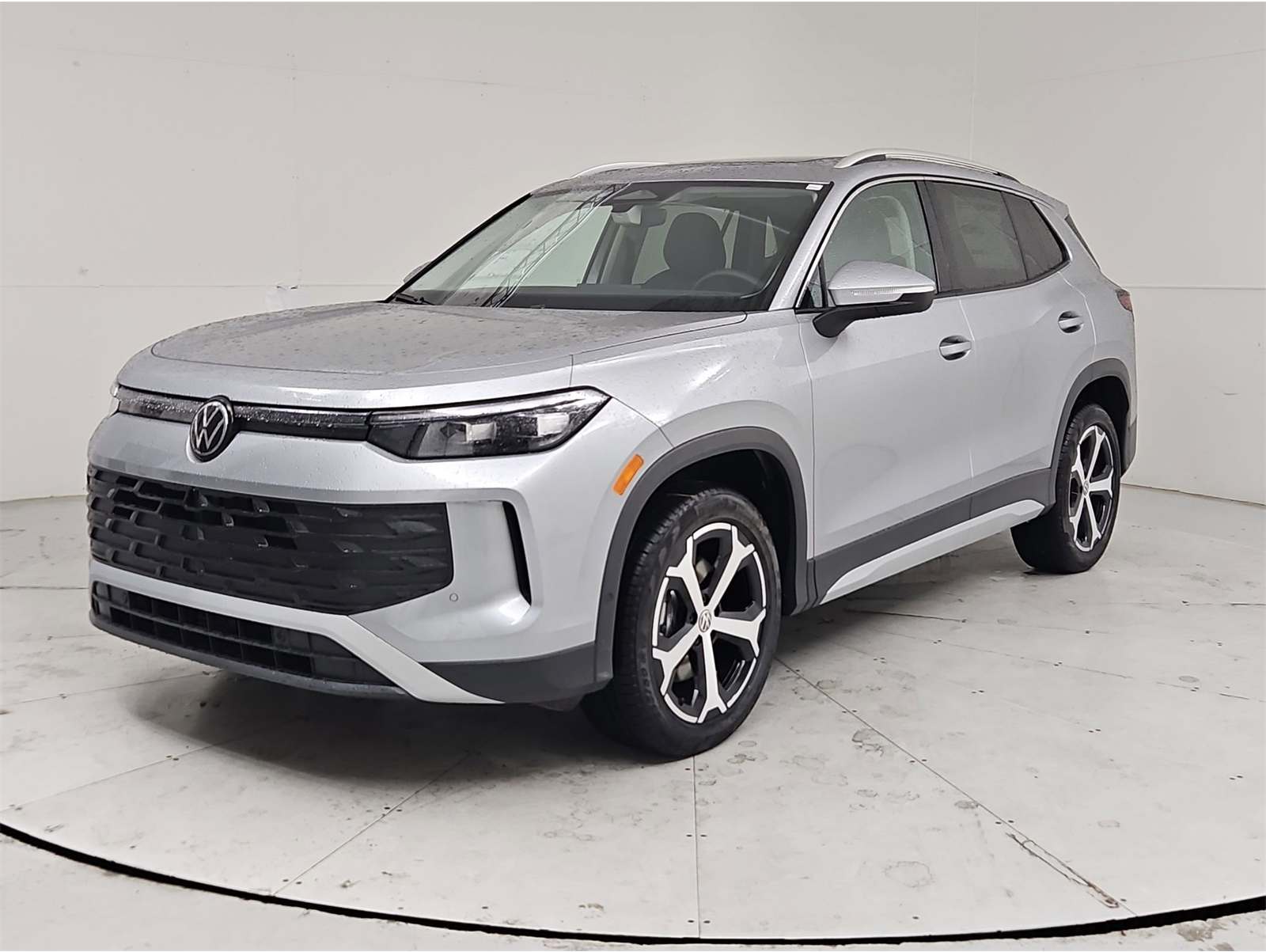 2025 Volkswagen Tiguan SE's photo