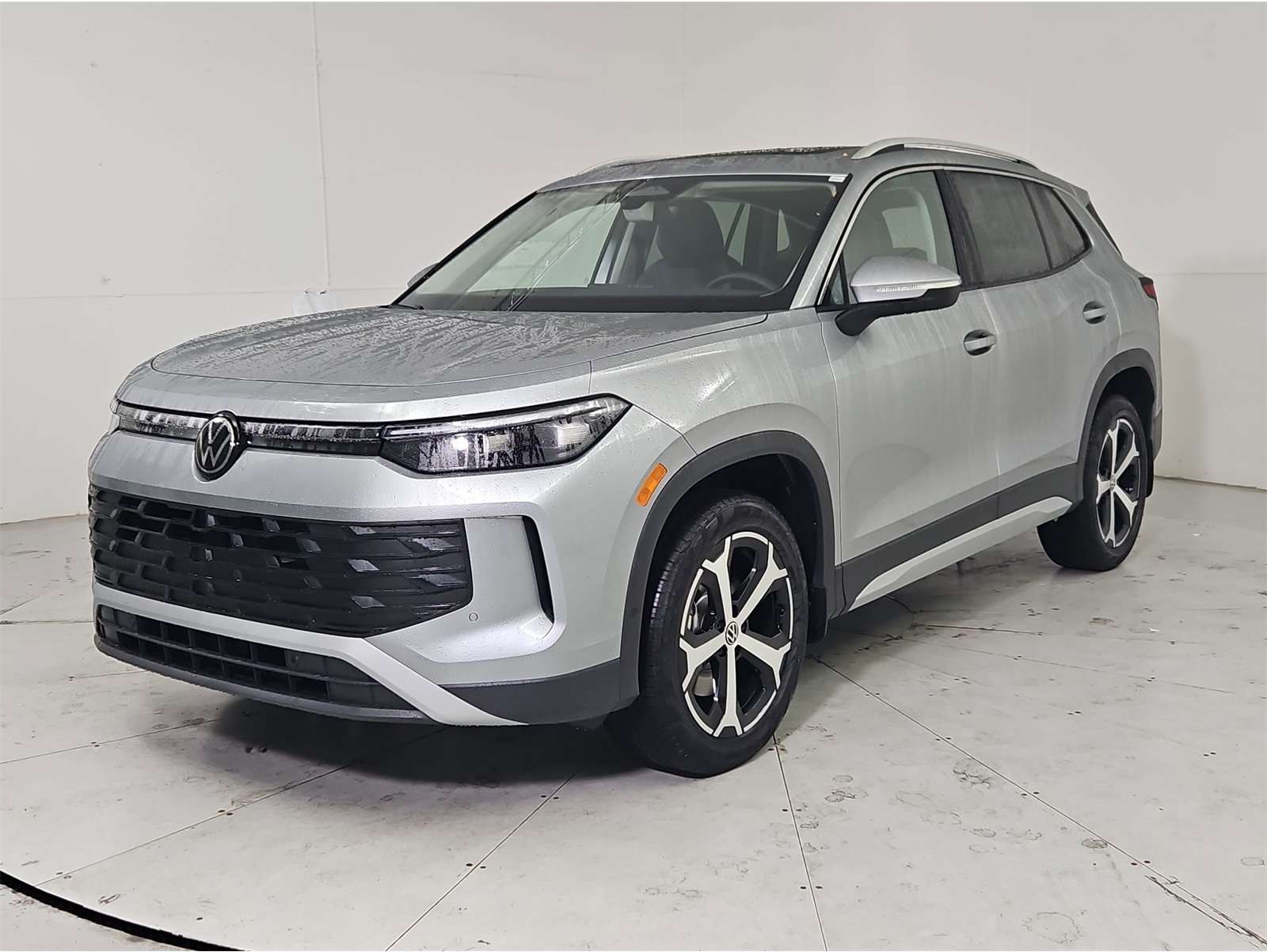 2025 Volkswagen Tiguan SE's photo