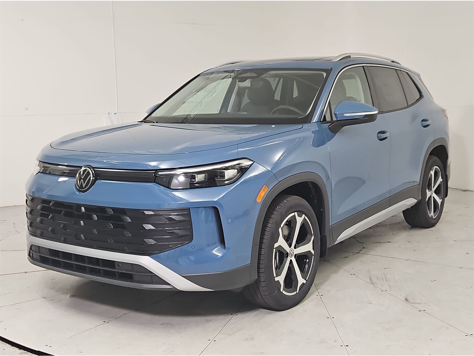 2026 Volkswagen Tiguan SE's photo