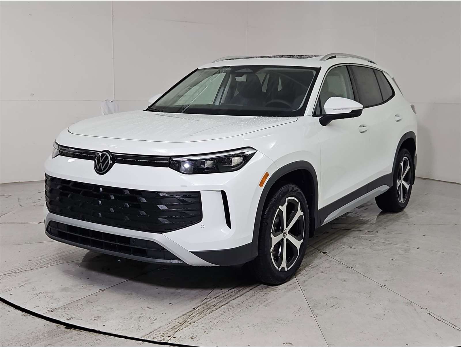 2026 Volkswagen Tiguan SE's photo