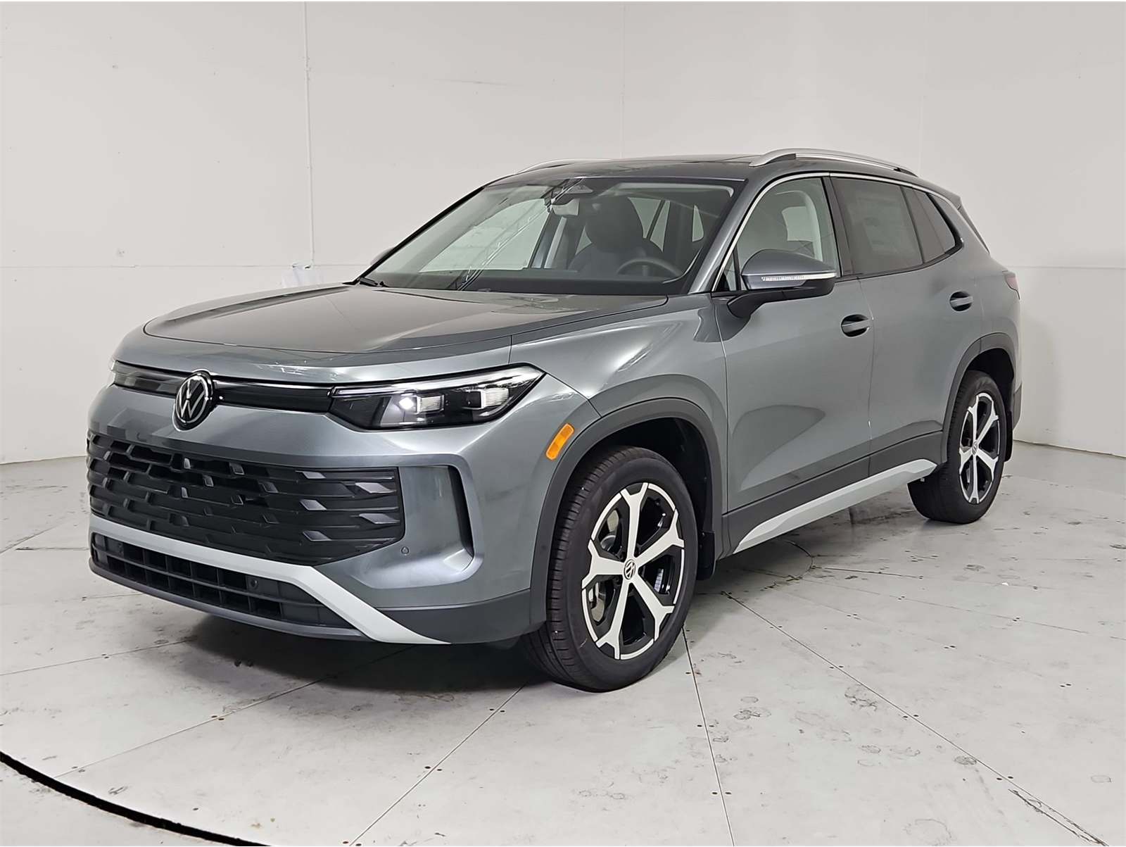 2025 Volkswagen Tiguan SE's photo