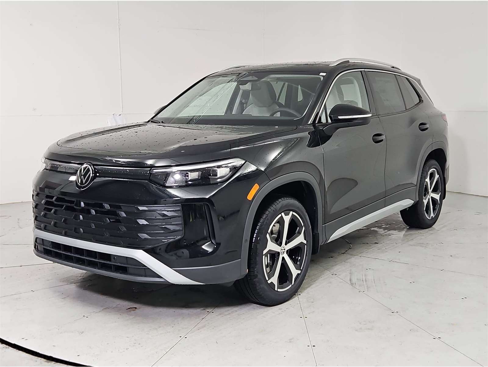 2025 Volkswagen Tiguan SE's photo