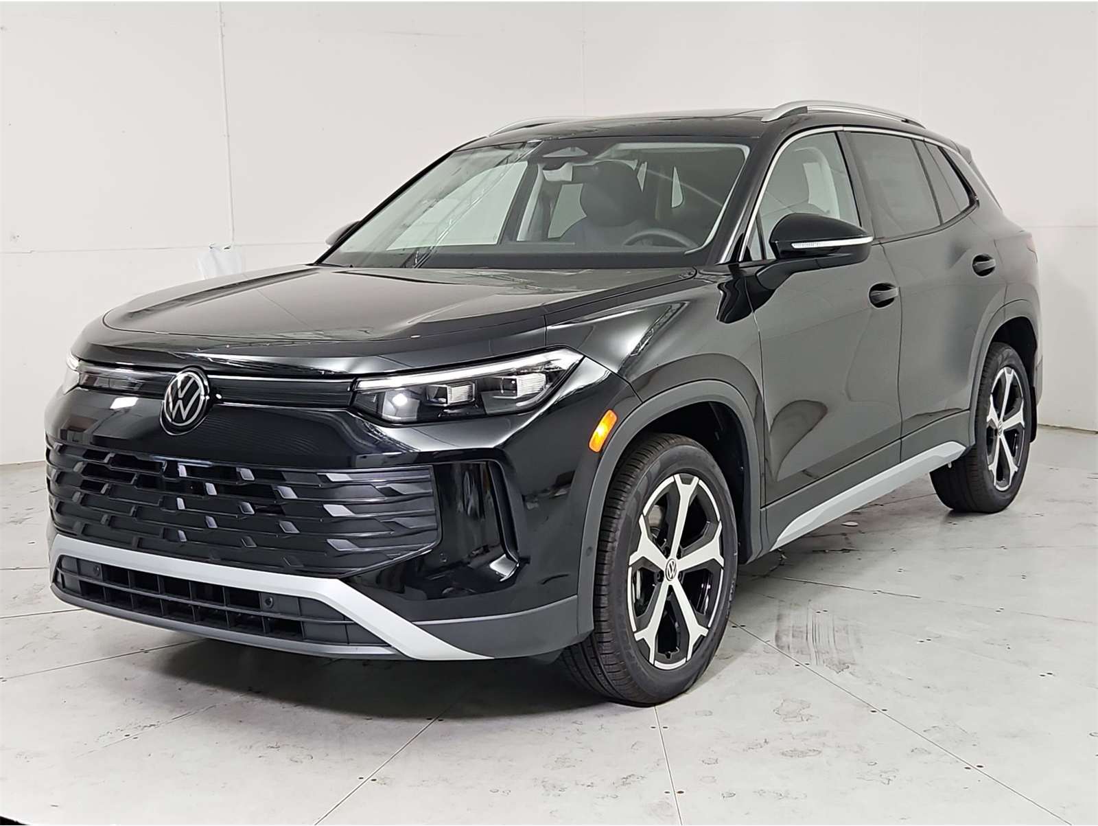 2025 Volkswagen Tiguan SE's photo