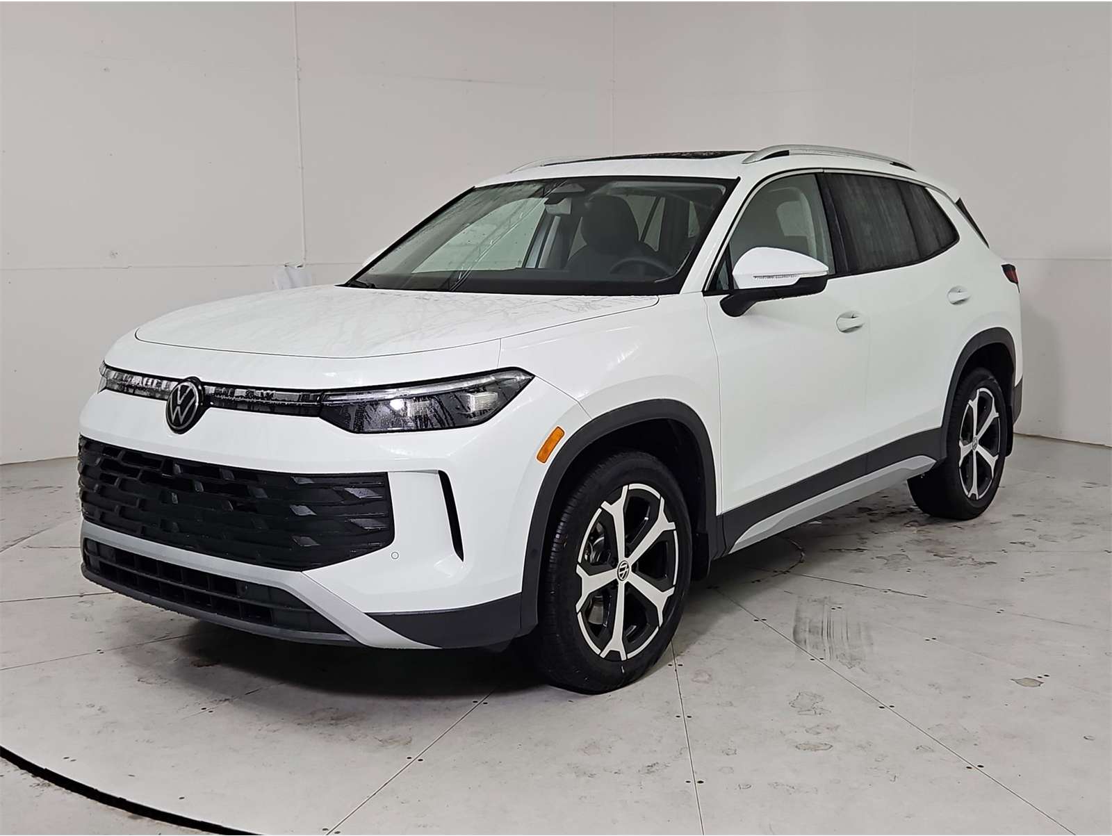 2025 Volkswagen Tiguan SE's photo