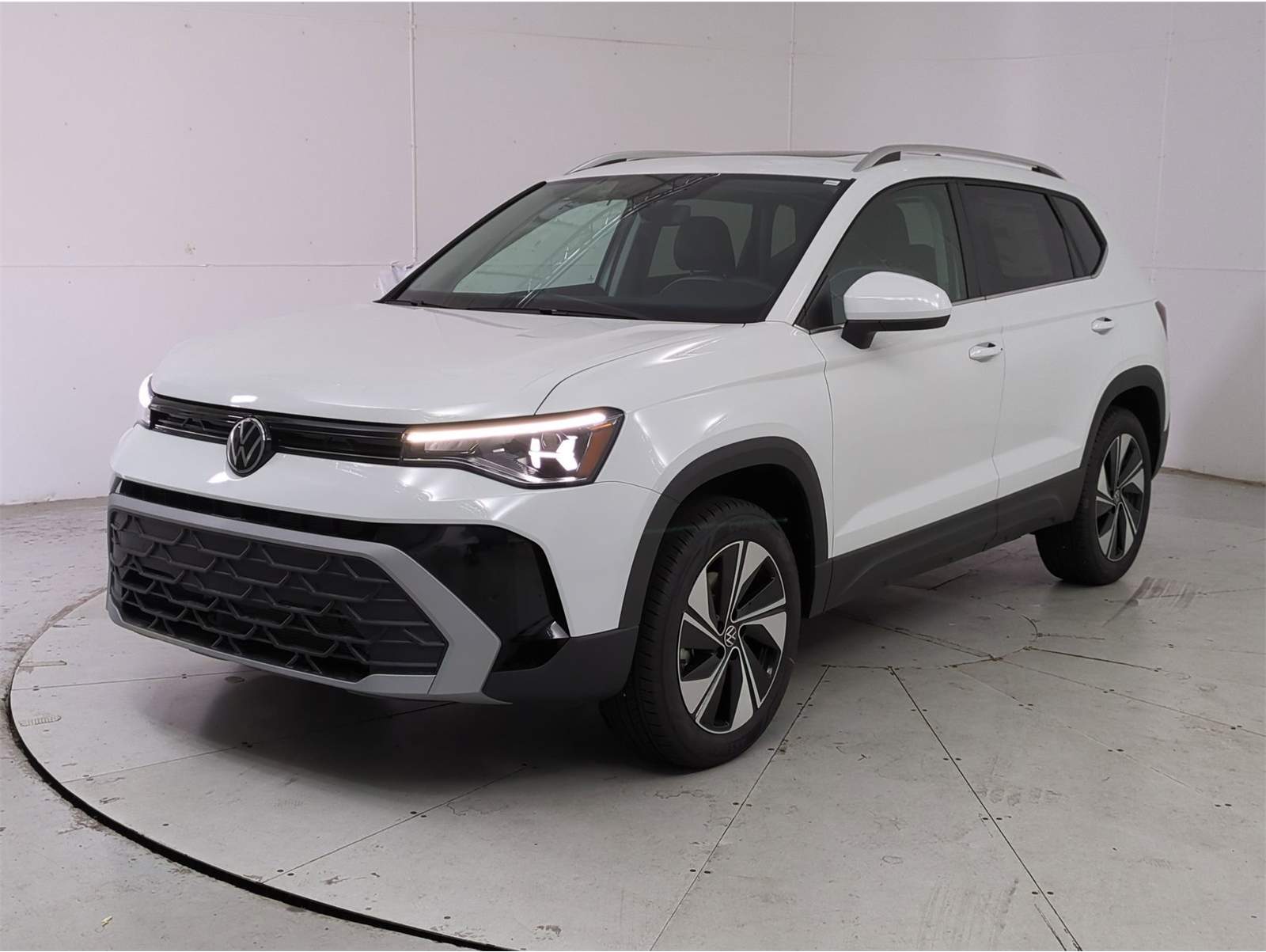 2025 Volkswagen Taos SE's photo