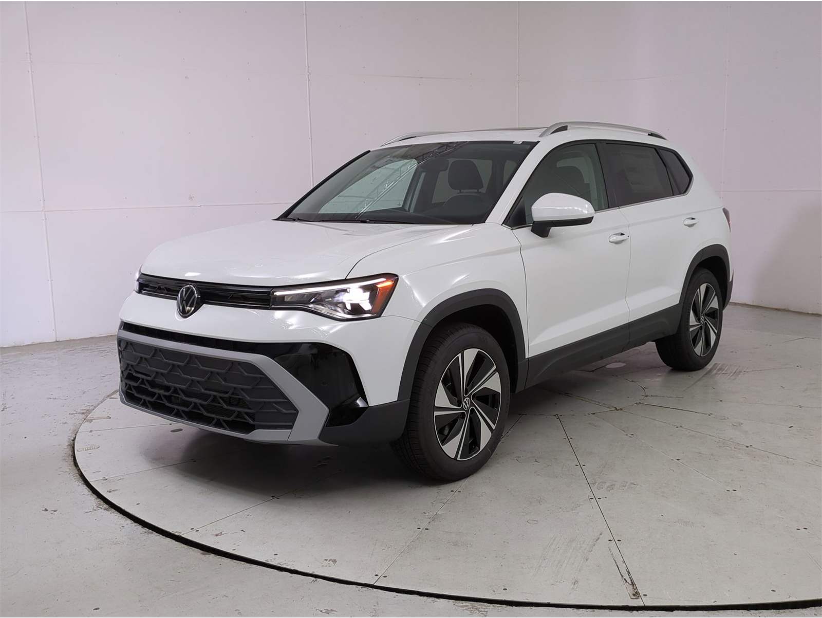 2025 Volkswagen Taos SE's photo