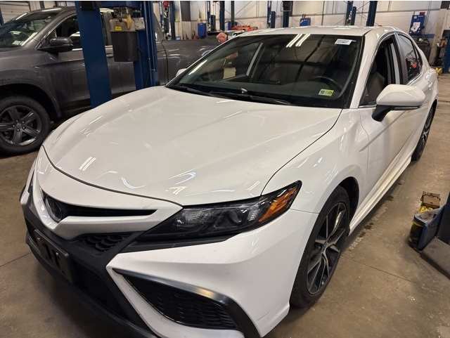 2023 Toyota Camry SE's photo