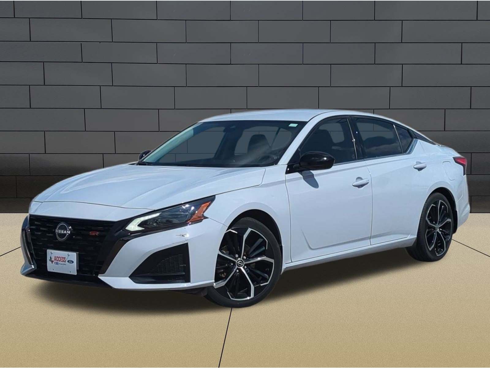 2023 Nissan Altima SR's photo