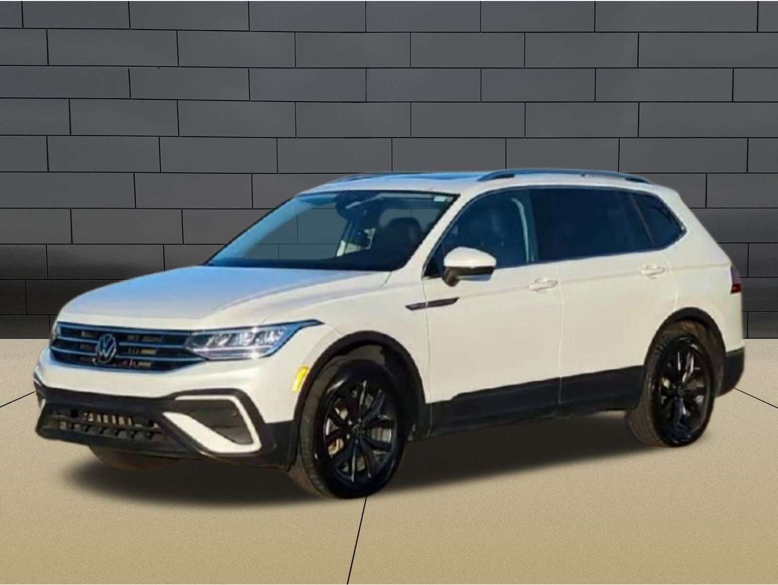 2023 Volkswagen Tiguan SE's photo