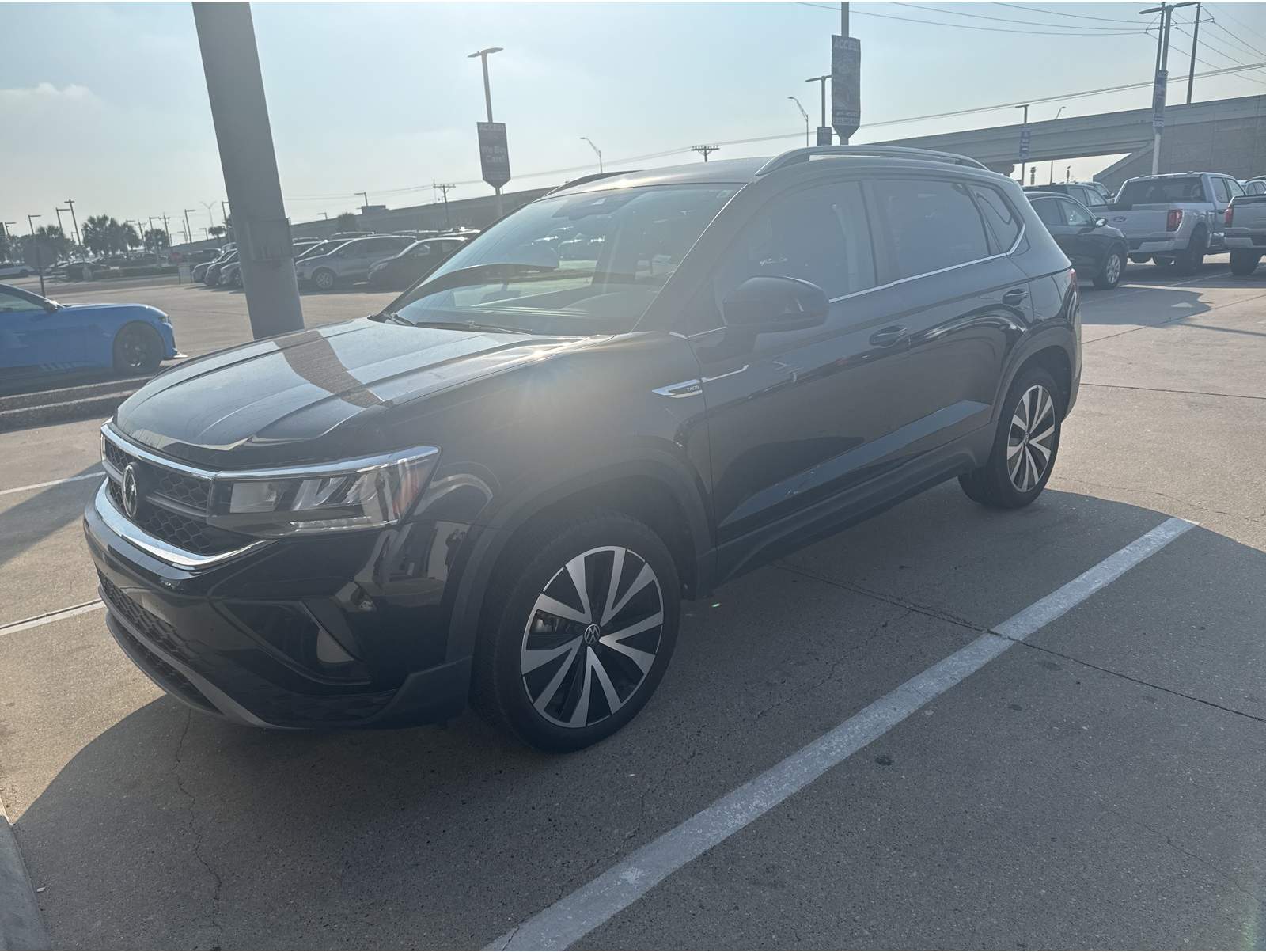 2024 Volkswagen Taos SE's photo