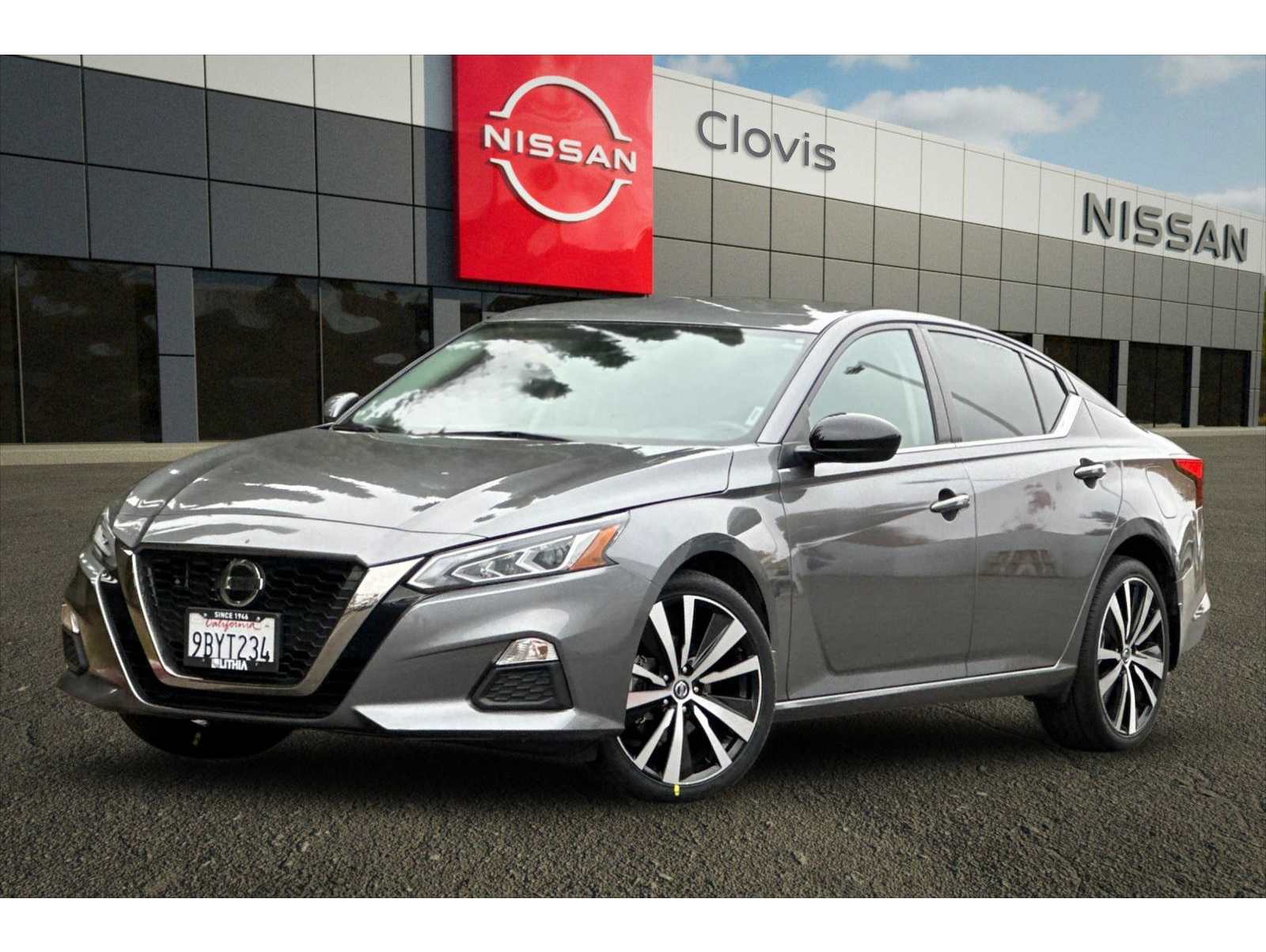 2022 Nissan Altima SR's photo