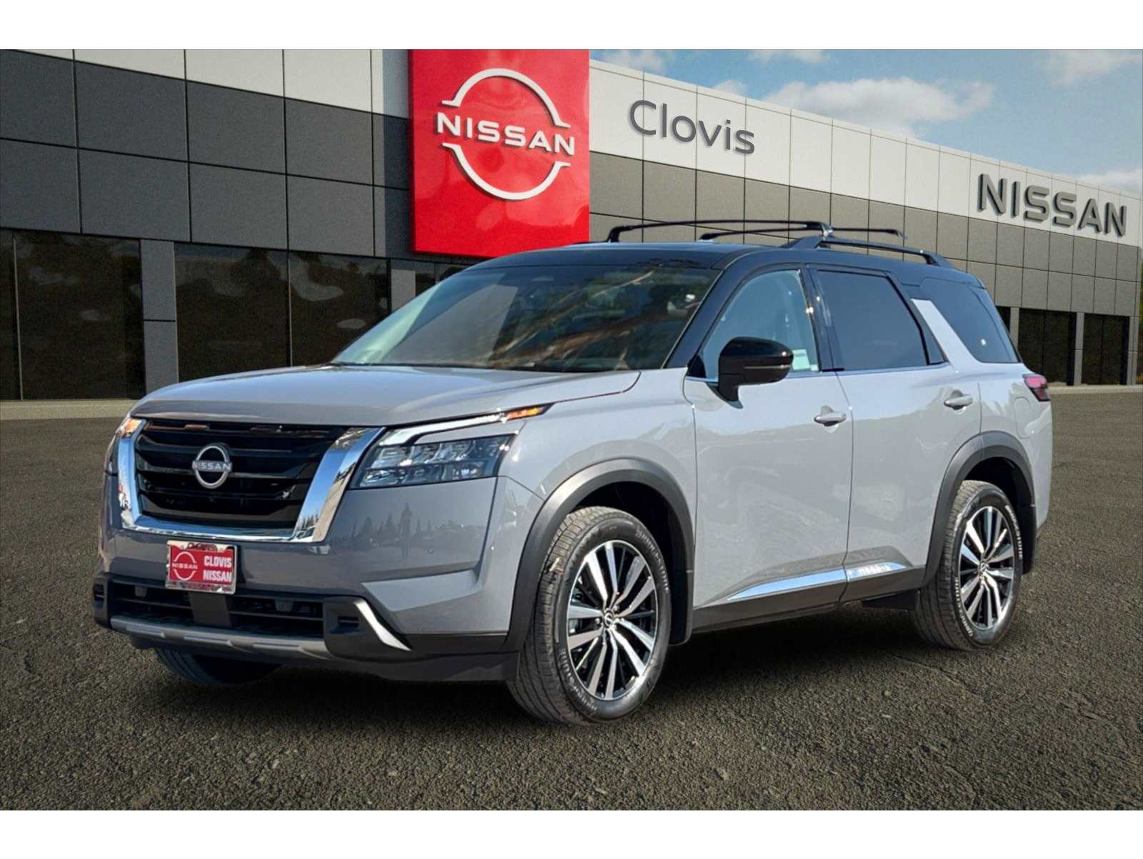 2025 Nissan Pathfinder Platinum's photo