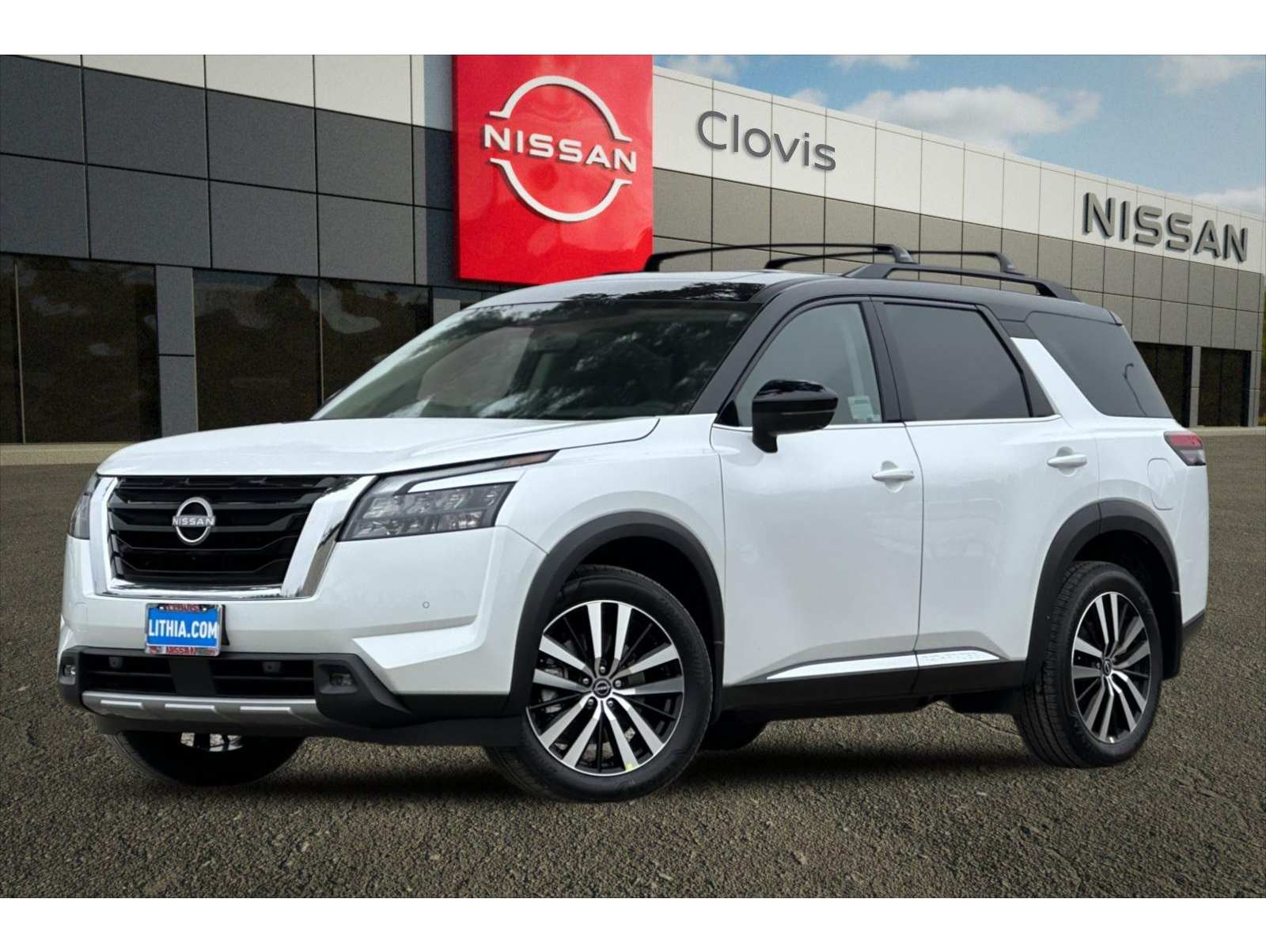 2025 Nissan Pathfinder Platinum's photo