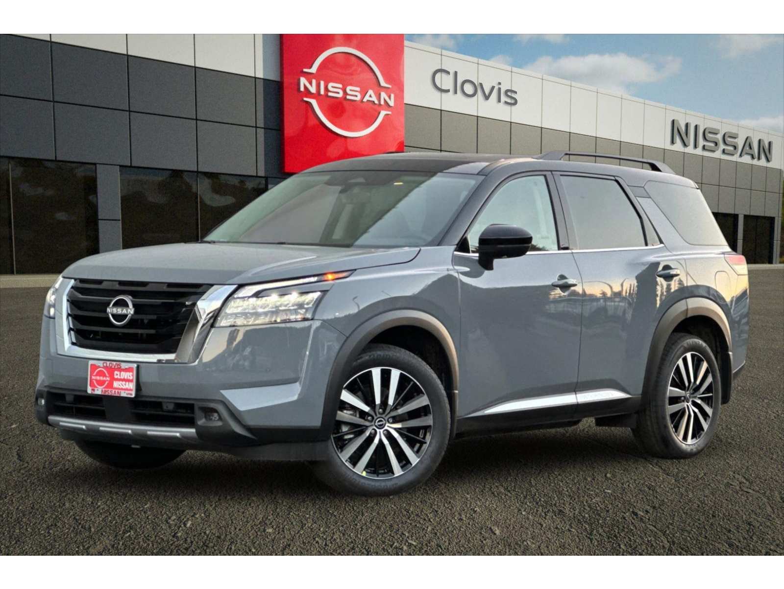 2025 Nissan Pathfinder Platinum's photo