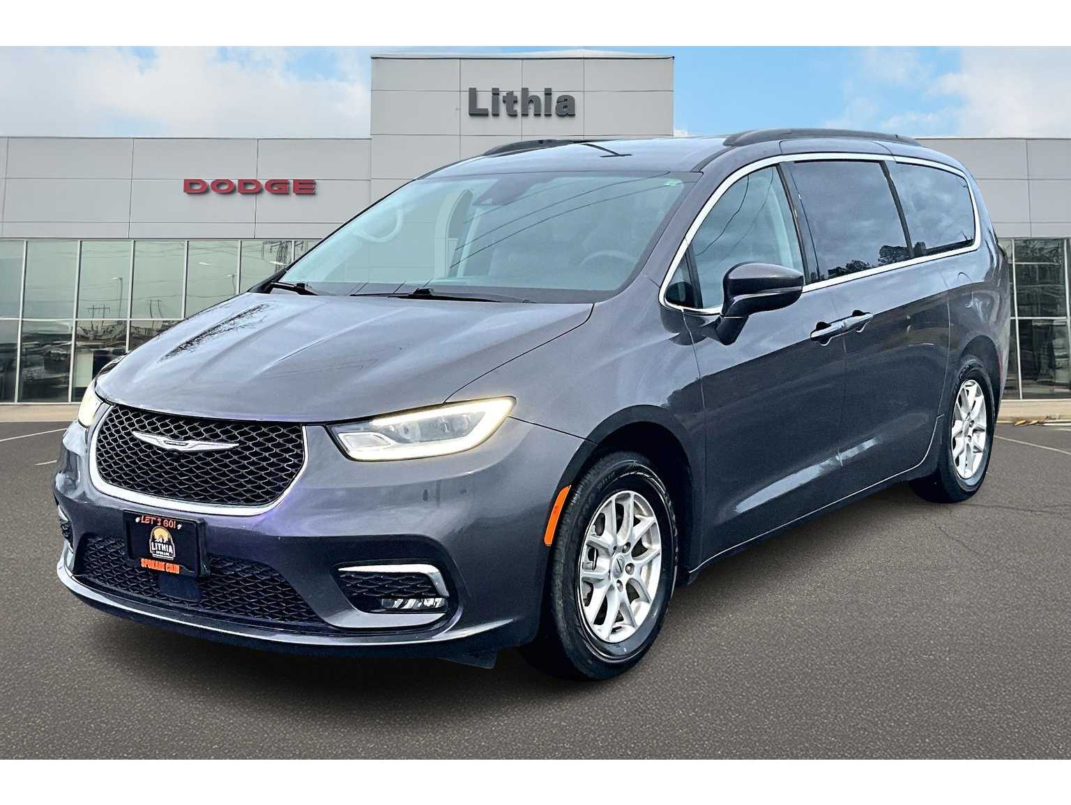 2022 Chrysler Pacifica Touring L's photo