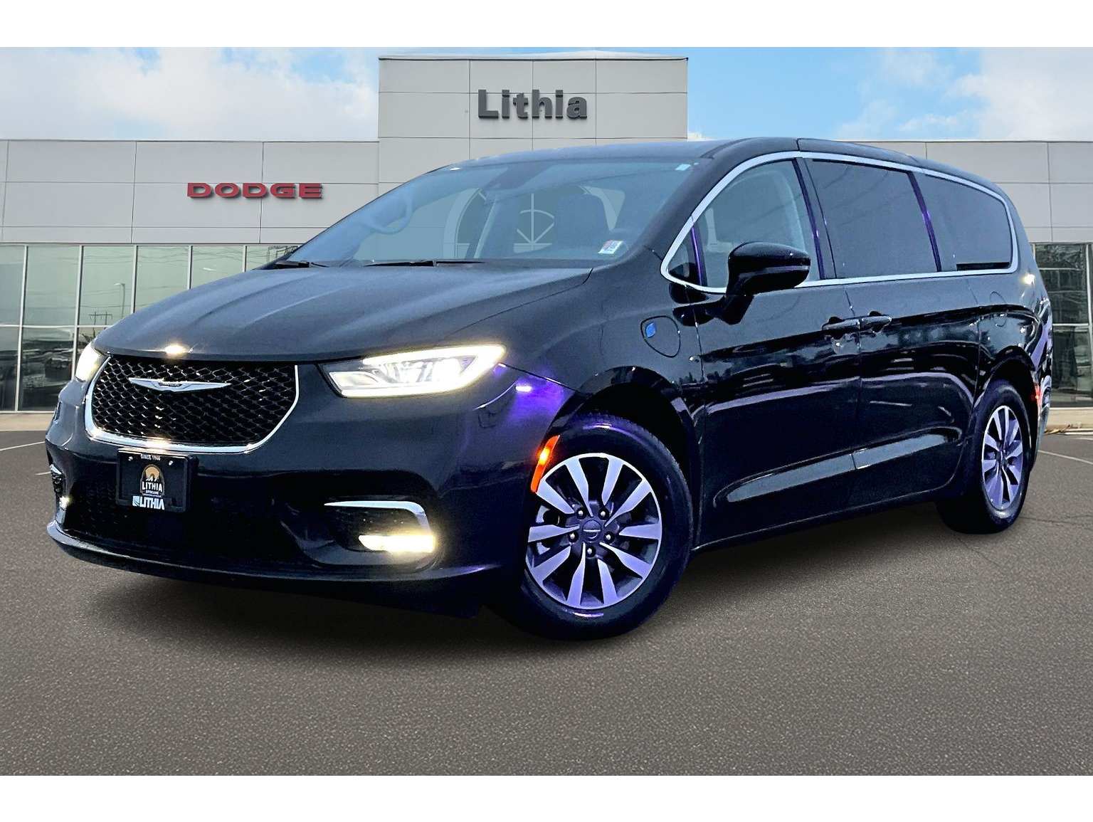 2024 Chrysler Pacifica PHEV Select's photo