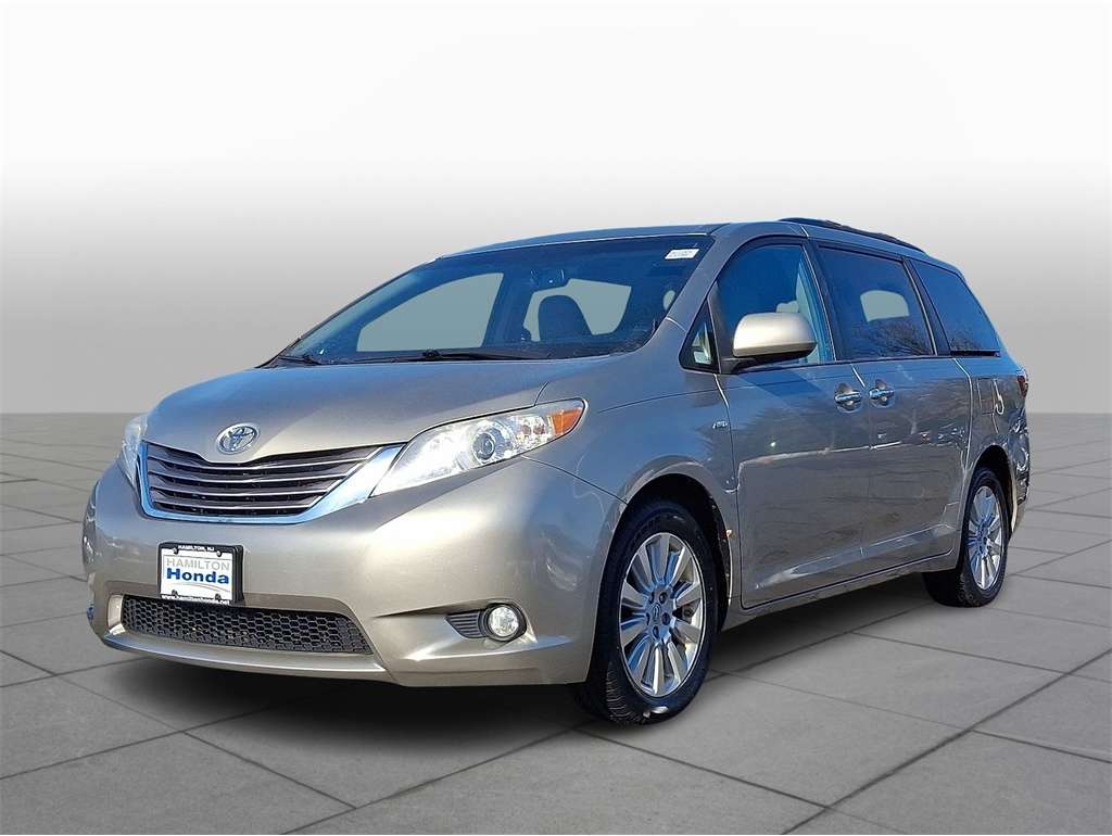 2016 Toyota Sienna XLE's photo
