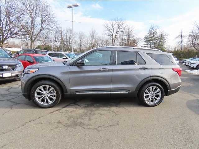 2022 Ford Explorer Limited's photo