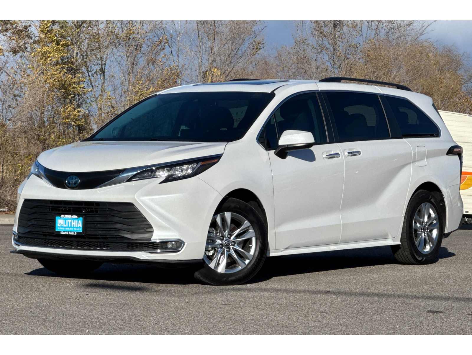 2023 Toyota Sienna XLE's photo