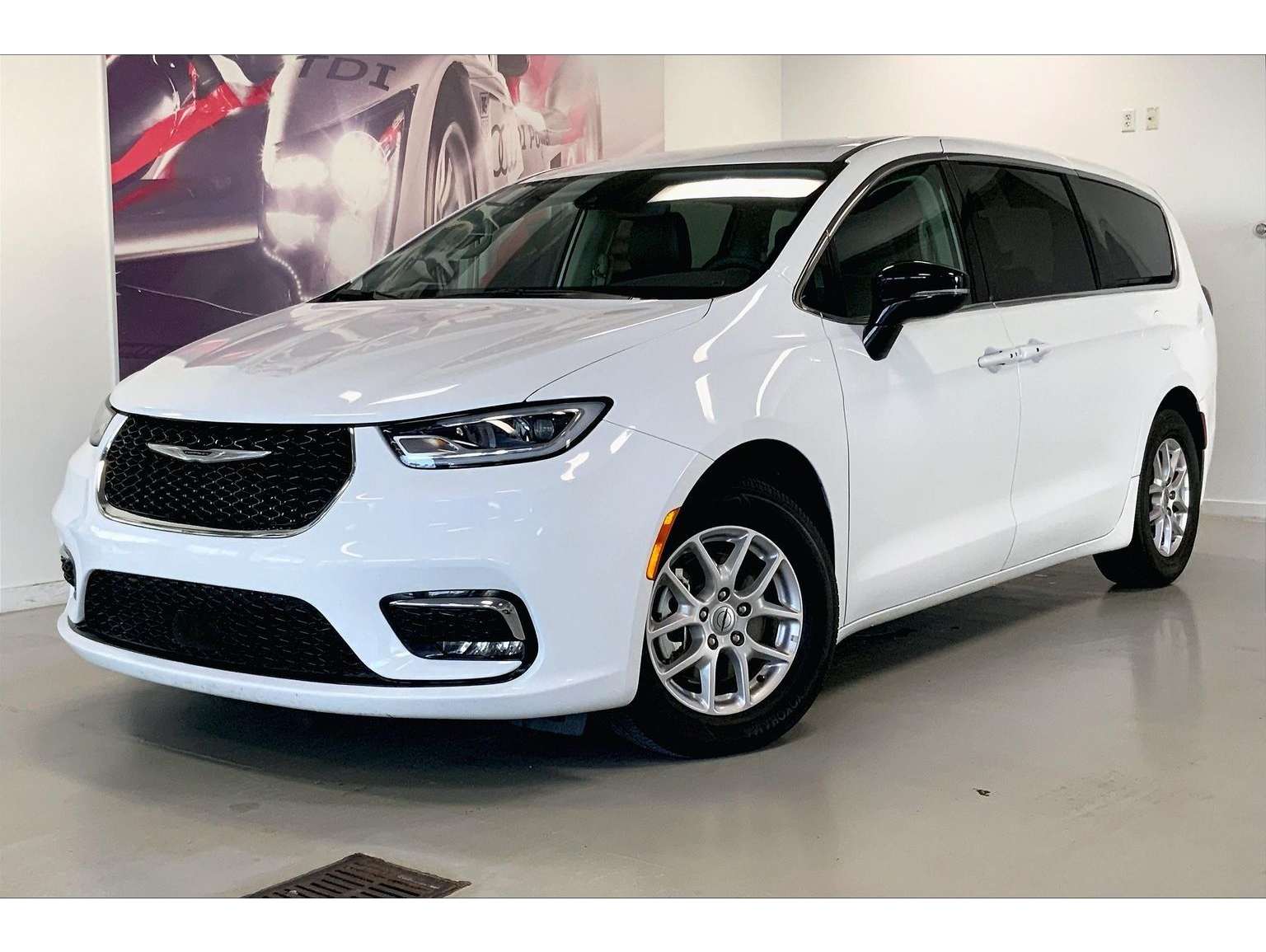 2024 Chrysler Pacifica Touring L's photo