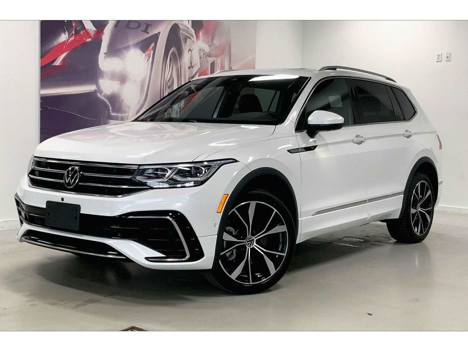 2022 Volkswagen Tiguan SEL R-LINE's photo