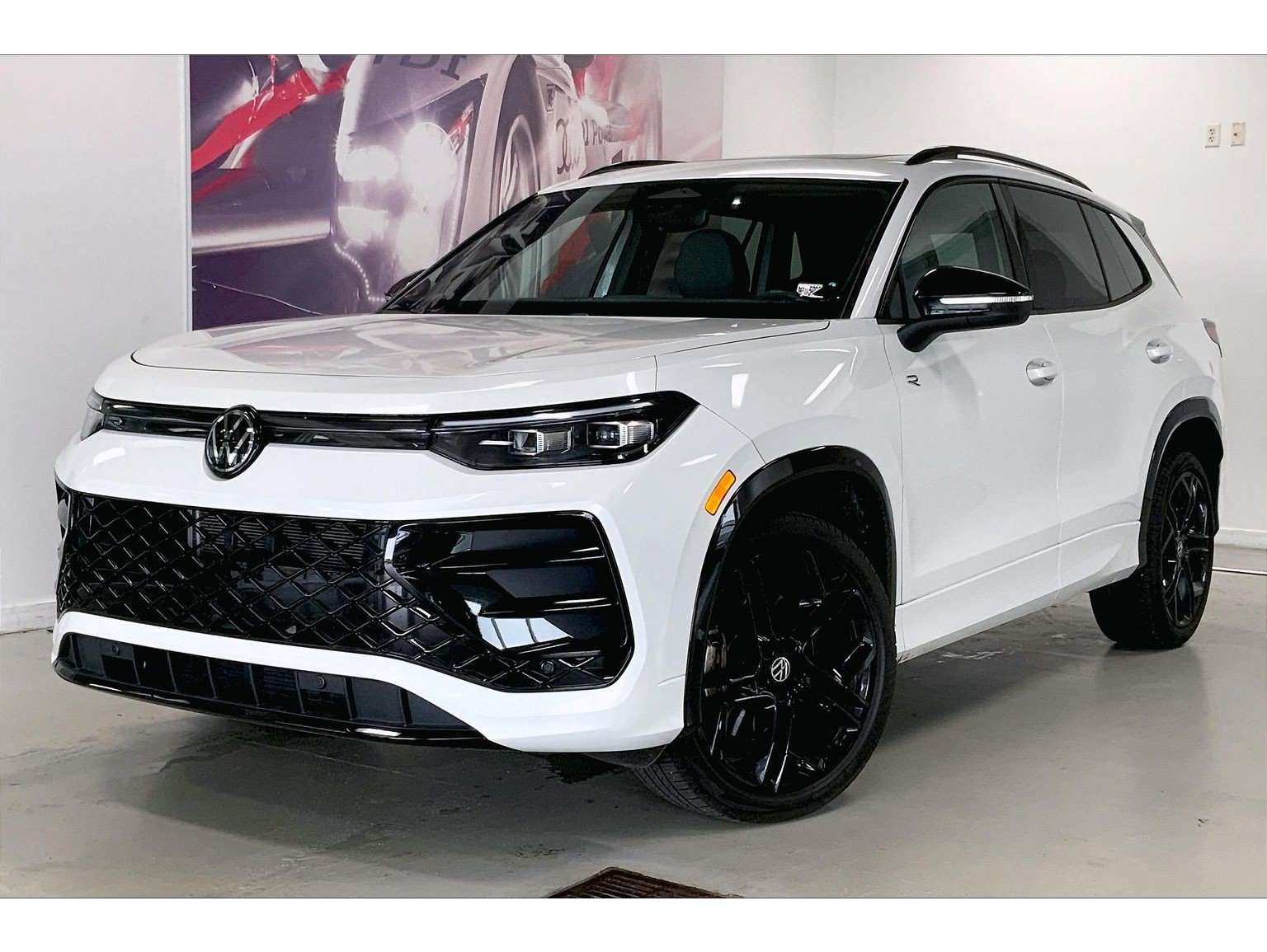 2025 Volkswagen Tiguan SE R-LINE BLACK