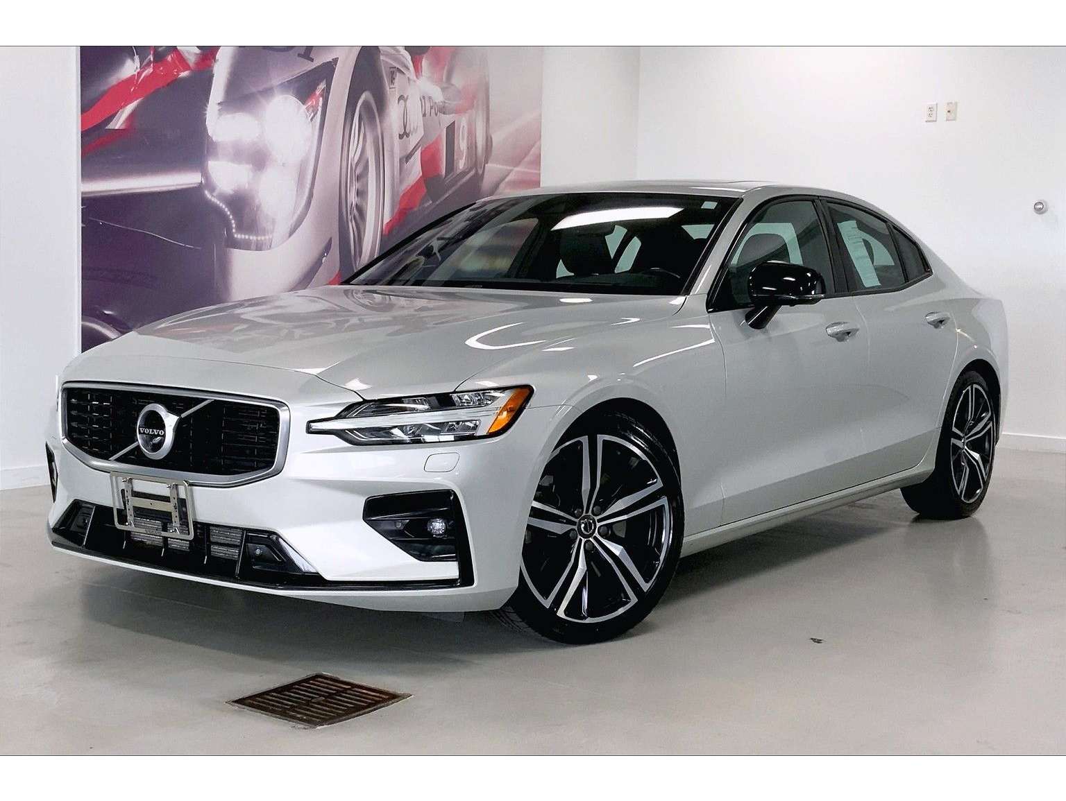 2019 Volvo S60 R-Design's photo